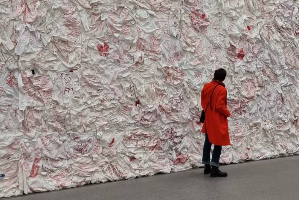 Disarming silence: Immersive art installation